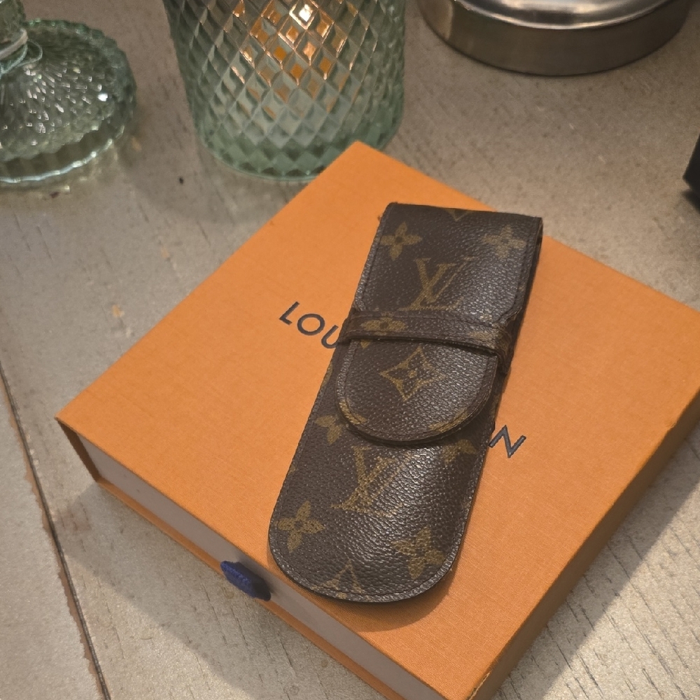 AUTHENTIC 💯Louis Vuitton Eyeglass/pen Case.